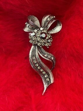 Vintage Silver Ribbon Crystal Brooch - Silver